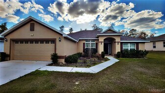 23 Lone Pine St in Homosassa, FL - Building Photo