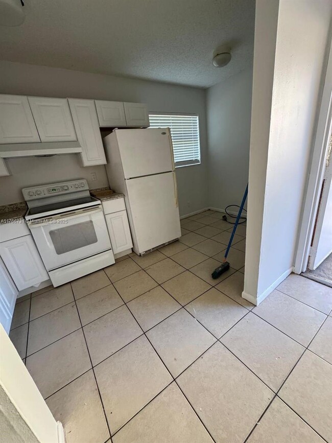 4008 Lakeside Dr in Tamarac, FL - Building Photo - Building Photo