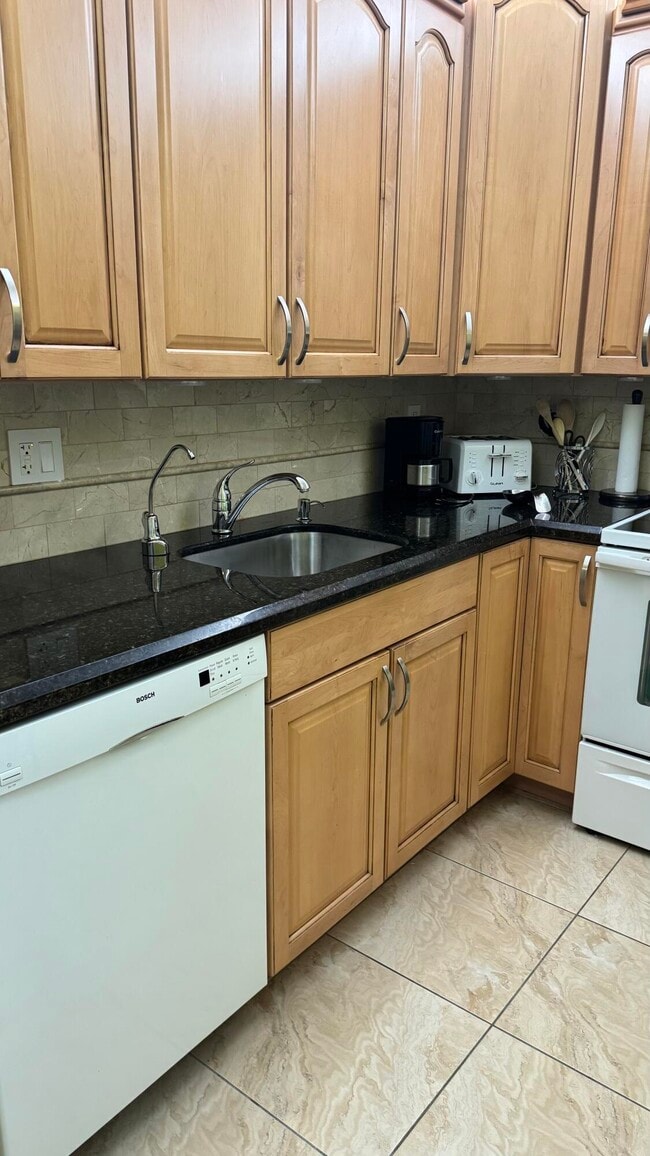 2841 Somerset Dr in Lauderdale Lakes, FL - Building Photo - Building Photo