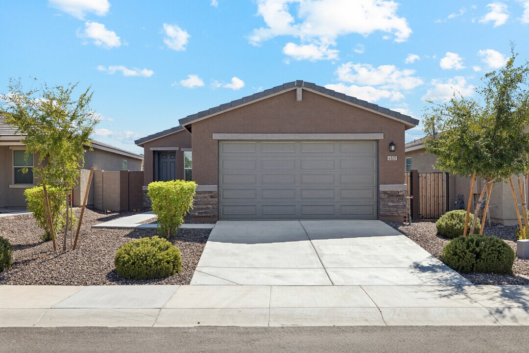 4325 W Allen St in Laveen, AZ - Building Photo