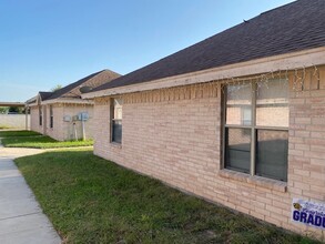 1005 Cedarwood Dr, Unit 1 in Rio Grande City, TX - Foto de edificio - Building Photo