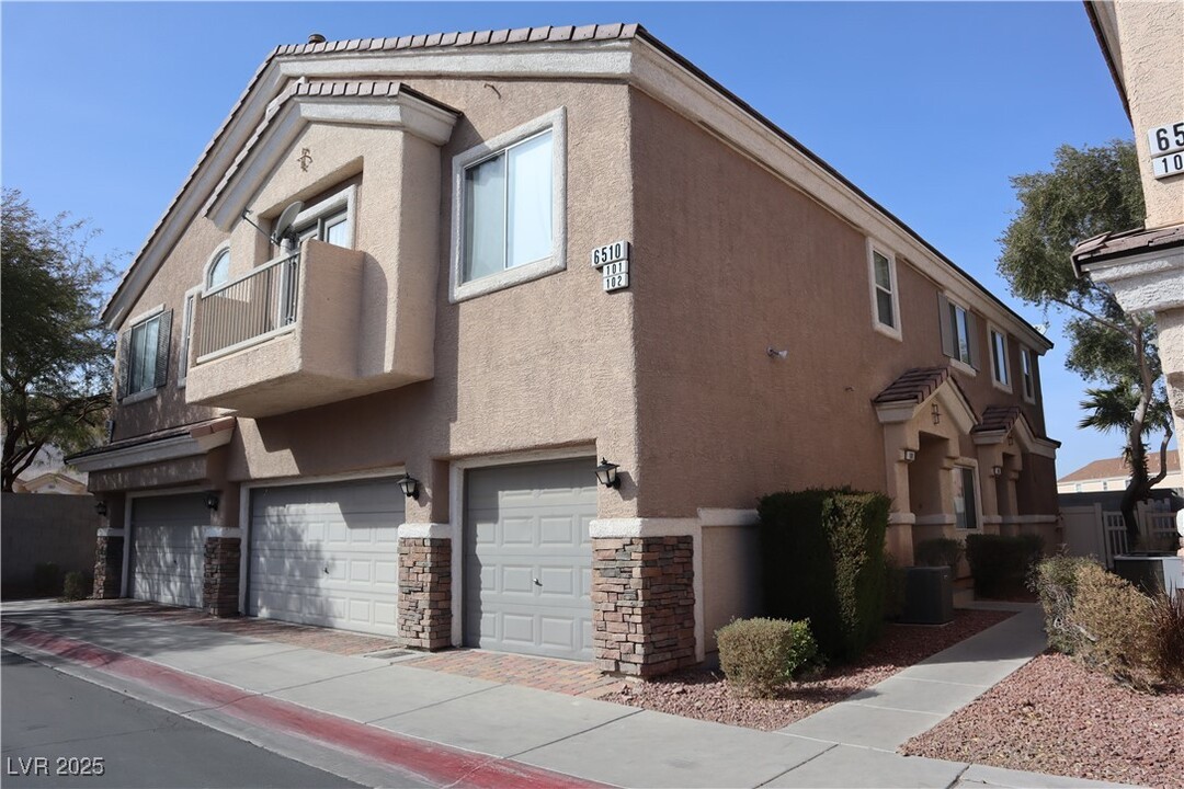 6510 Bucking Horse Ln in Henderson, NV - Building Photo