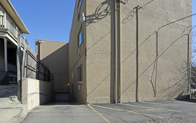 28 West Apartments List in Milwaukee, WI - Foto de edificio - Building Photo