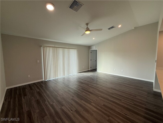 906 NW 30th St in Cape Coral, FL - Foto de edificio - Building Photo