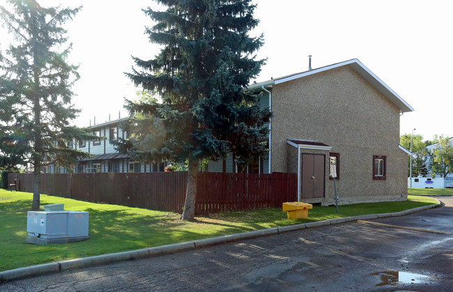 17103-17139 71 Av NW in Edmonton, AB - Building Photo - Building Photo