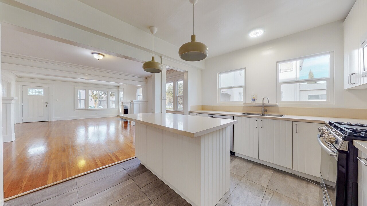 1436 S Norton Ave in Los Angeles, CA - Building Photo