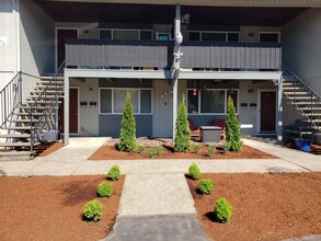 Berkeley East in Gladstone, OR - Building Photo - Primary Photo