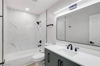 6929 Dog Leg Way in Ft. Myers, FL - Building Photo - Building Photo
