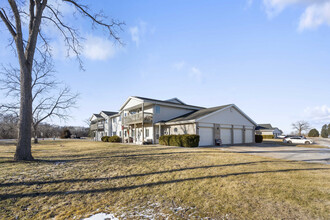 Stoneridge Apartments in Elkhorn, WI - Foto de edificio - Building Photo