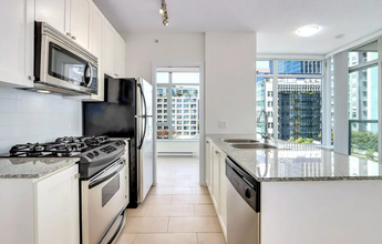 480 Robson St in Vancouver, BC - Building Photo - Building Photo