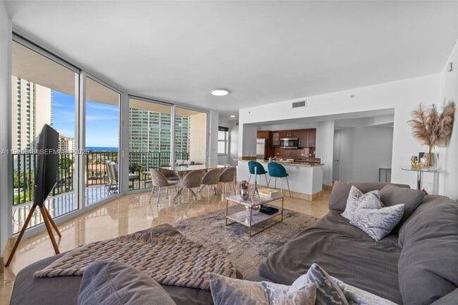 19900 E Country Club Dr in Aventura, FL - Building Photo - Building Photo