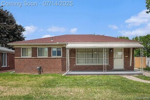 5239 E Thirteen Mile Rd in Warren, MI - Building Photo