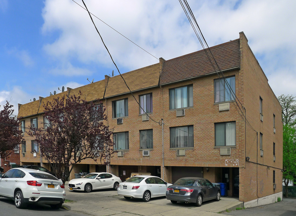 14915 Barclay Ave in Flushing, NY - Building Photo