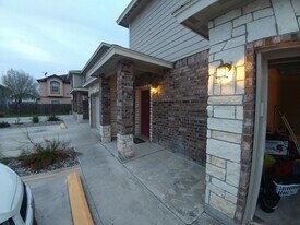 422 Stone Drive, Unit 2 in Harlingen, TX - Building Photo