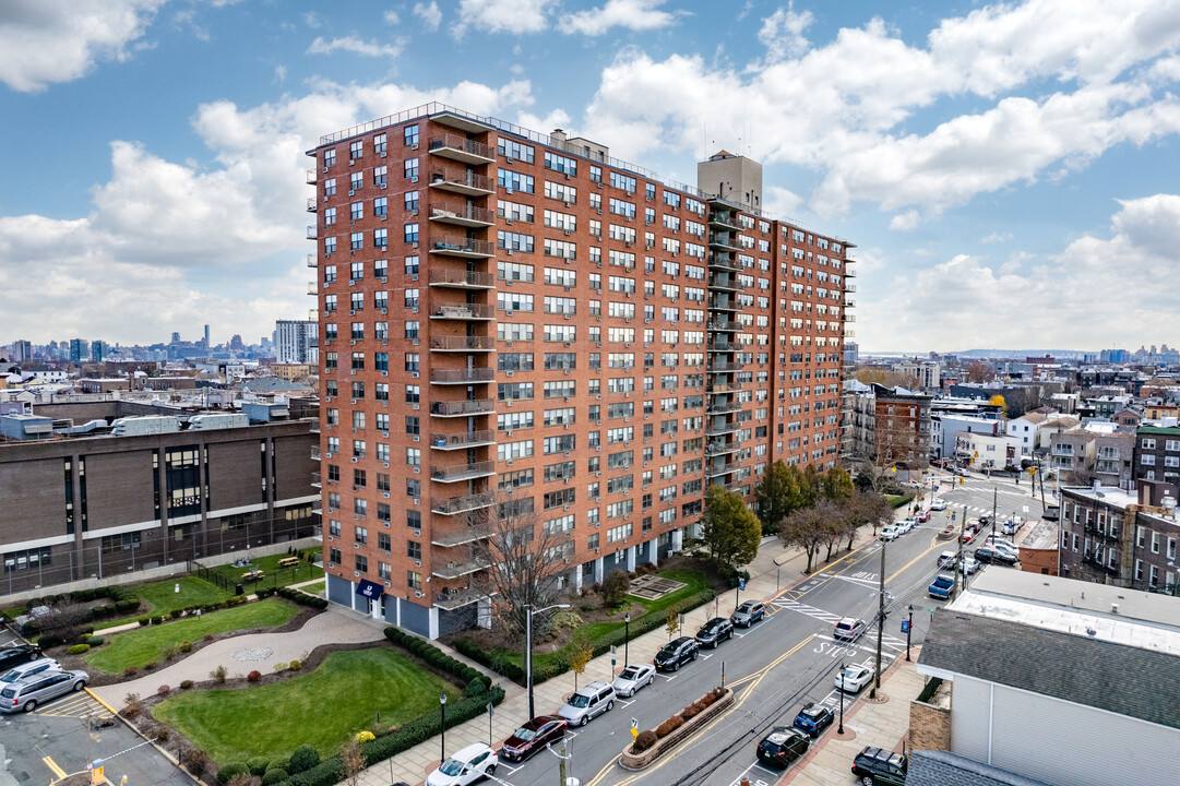 The Lenox in Union City, NJ - Building Photo