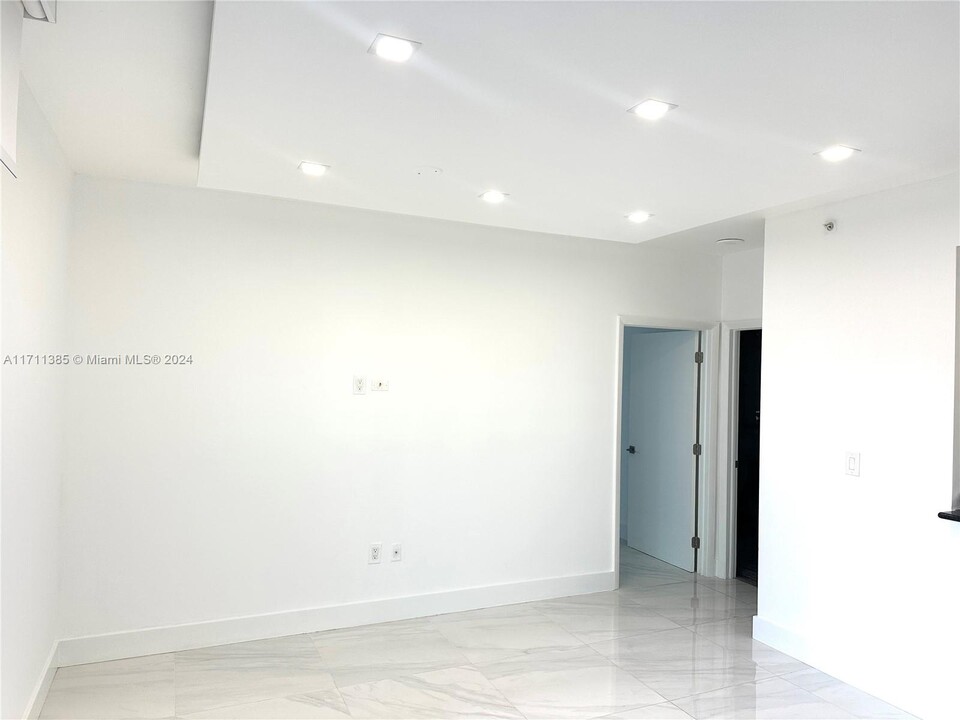 185 SE 14th Ter, Unit 1413 in Miami, FL - Foto de edificio