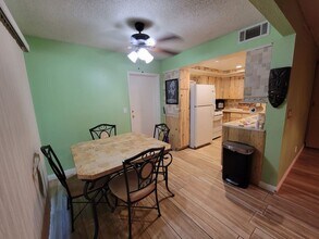 230 Shadybrook Ln in Las Vegas, NV - Foto de edificio - Building Photo