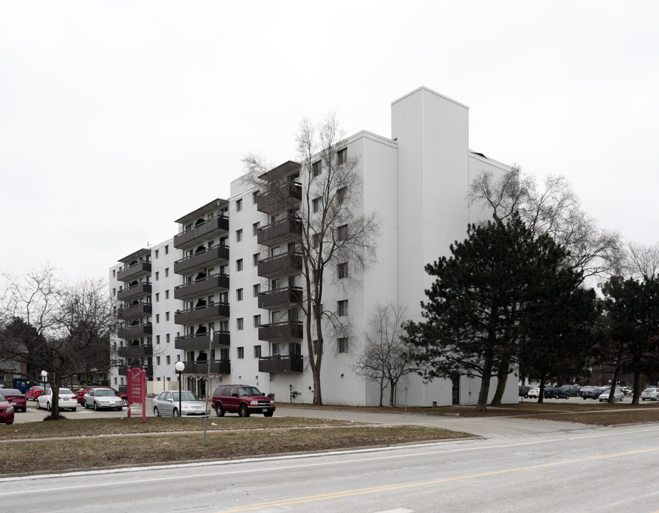 Skyview Place Apartments in Guelph, ON - Building Photo