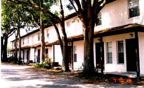 Town Oaks in Lakeland, FL - Building Photo