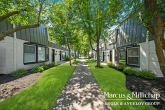 Park Townhomes in Highland Park, IL - Foto de edificio - Building Photo