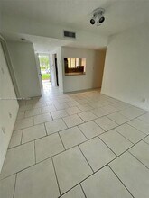 183 Lakeview Dr-Unit -103 in Weston, FL - Building Photo - Building Photo