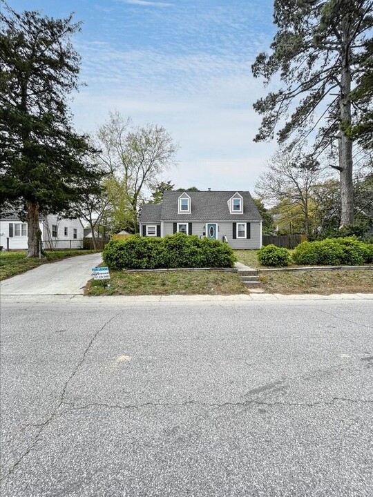 8049 Galveston Blvd in Norfolk, VA - Building Photo