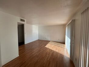 1620 N Wilmot Rd in Tucson, AZ - Building Photo - Building Photo