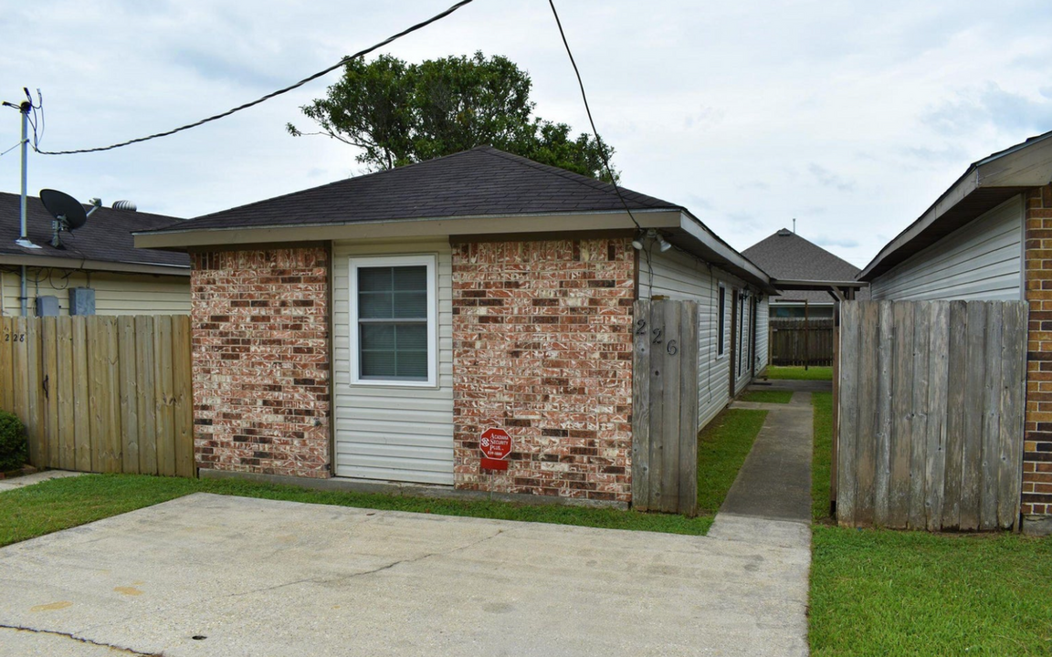226 Briarcliff Dr in Youngsville, LA - Building Photo