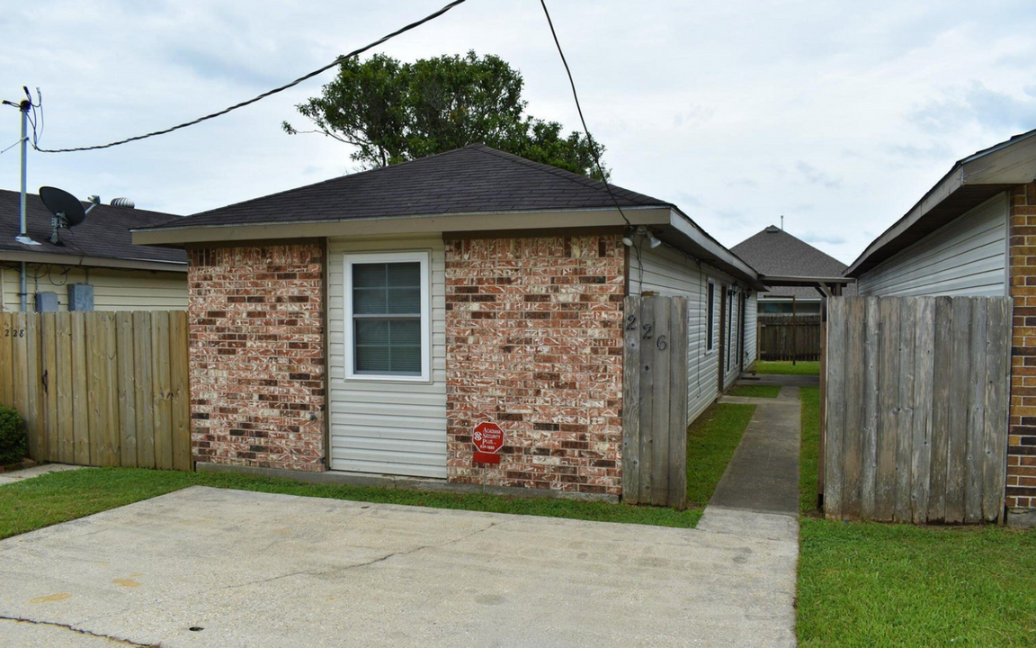 226 Briarcliff Dr in Youngsville, LA - Foto de edificio