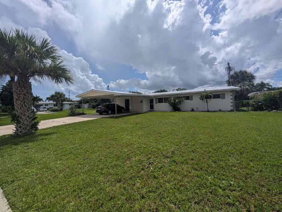 2885 Fountainhead Blvd in Melbourne, FL - Building Photo