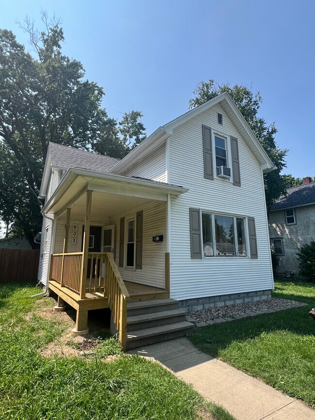 property at 903 S Indiana Ave