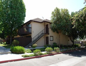 Stuart in Garden Grove, CA - Foto de edificio - Building Photo