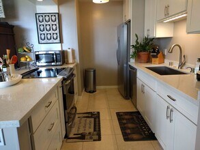 2600 Pualani Way, Unit 405 in Honolulu, HI - Foto de edificio - Building Photo