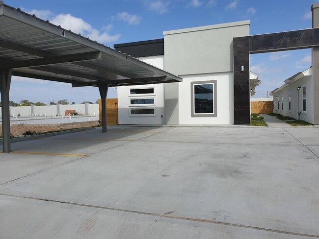 706 W Carmel Ave, Unit 2 in Pharr, TX - Foto de edificio - Building Photo