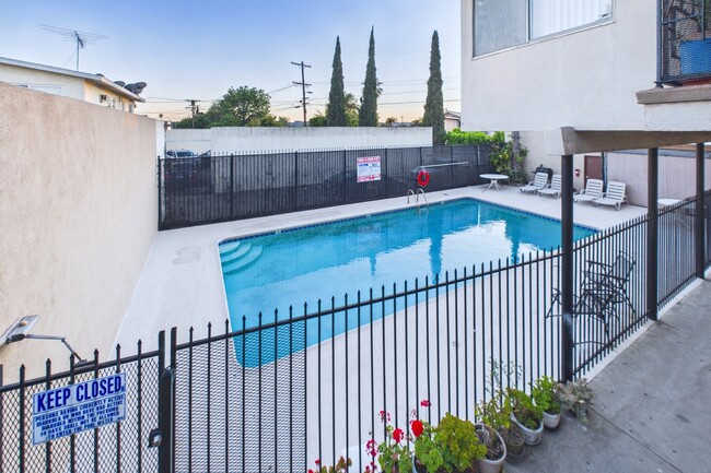 6743 Whitsett Avenue in North Hollywood, CA - Foto de edificio - Building Photo