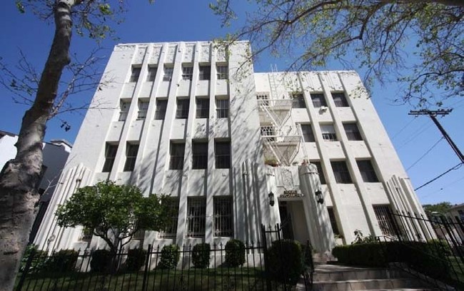 100 N Sycamore Ave in Los Angeles, CA - Foto de edificio - Building Photo