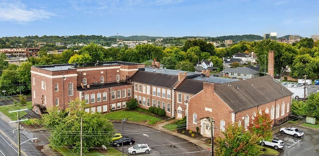 130 E Glenwood Ave, Unit Brownlow Unit 120 in Knoxville, TN - Foto de edificio - Building Photo