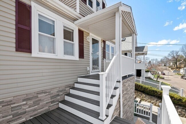 107 Belle Ave, Unit 1 in Medford, MA - Foto de edificio - Building Photo