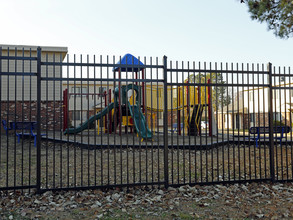 Presidential West Apartments in Memphis, TN - Building Photo - Building Photo