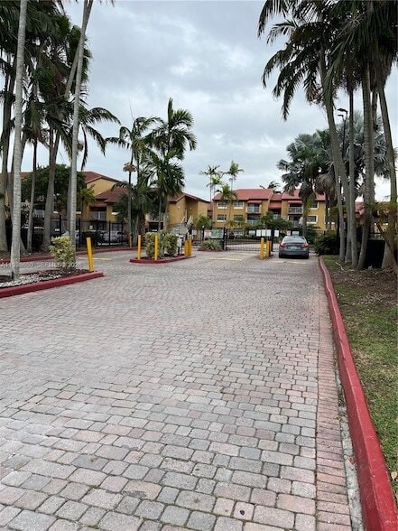 15630 SW 80th St, Unit I-110 in Miami, FL - Building Photo - Building Photo