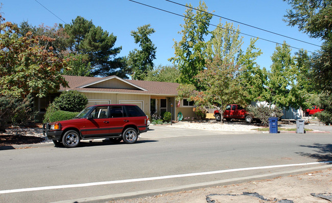 113 Ursuline Rd in Santa Rosa, CA - Foto de edificio - Building Photo