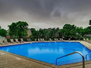 6010 Chasewood Pky, Unit #003 in Hopkins, MN - Foto de edificio - Building Photo