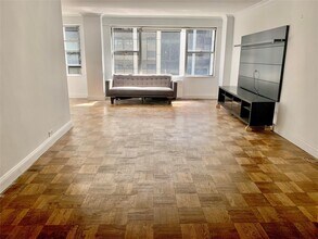77 W 55th St in New York, NY - Building Photo - Building Photo