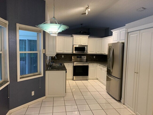 19710 NW 2nd St in Pembroke Pines, FL - Building Photo - Building Photo