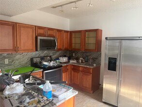 11992 NW 11th St in Pembroke Pines, FL - Foto de edificio - Building Photo