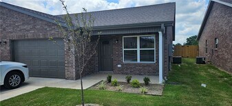 511 NW 68th Ave in Bentonville, AR - Building Photo