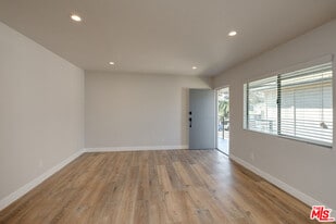 4703 W St Charles Pl in Los Angeles, CA - Building Photo
