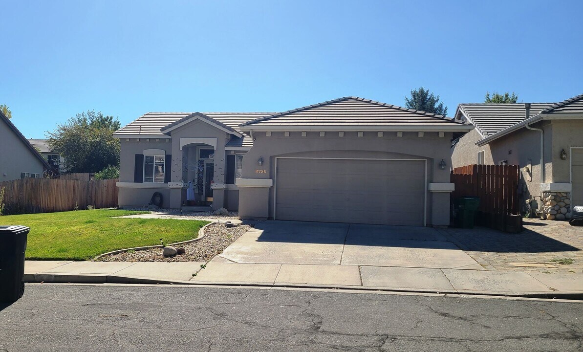 8726 Damselfly Dr in Reno, NV - Building Photo