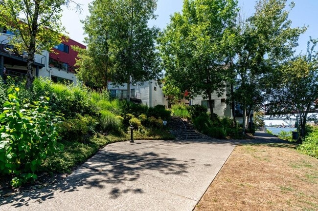 820 NW Naito Pkwy in Portland, OR - Building Photo - Building Photo
