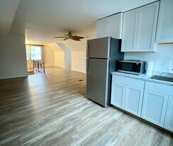 1231 Washtenaw Rd, Unit 1 in Ypsilanti, MI - Building Photo